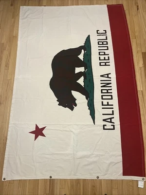 Bandera Brandy Melville República de California 86 pulgadas x 56 pulgadas tamaño completo hecha en Italia nueva con etiquetas Foto 1 de 4
