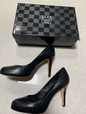 Tacones altos SAKS FIVE AVENUE para mujer de cuero negro - talla 9 1/2 - nuevos en caja Foto 1 de 3