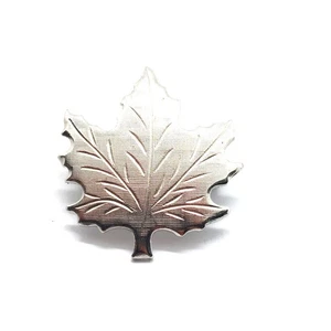 Canadian Maple Leaf National Symbol Pin Canada Nature Souvenir Lapel Vintage - Picture 1 of 3