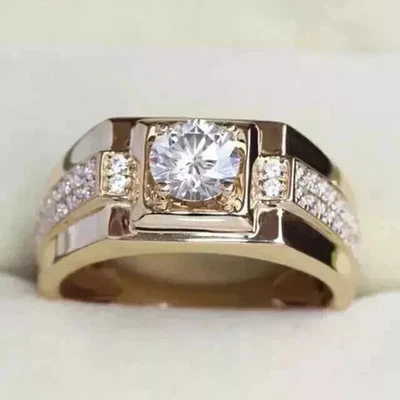 Anillo de compromiso de diamantes creados en laboratorio de corte redondo de 2 quilates enchapado en oro amarillo de 14 k para hombre Foto 1 de 4