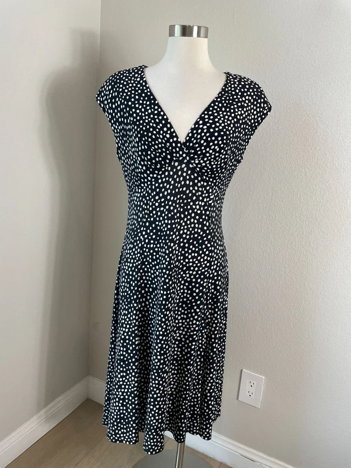 Vestido midi Chaps para mujer mediano negro blanco a lunares línea A elástico sin mangas Foto 1 de 4