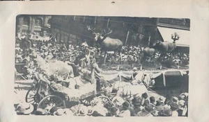 Schnappschuss Vintage Foto Parade Schwimmer Elch Tiere Pferd Menschen Menge Feier - Bild 1 von 5