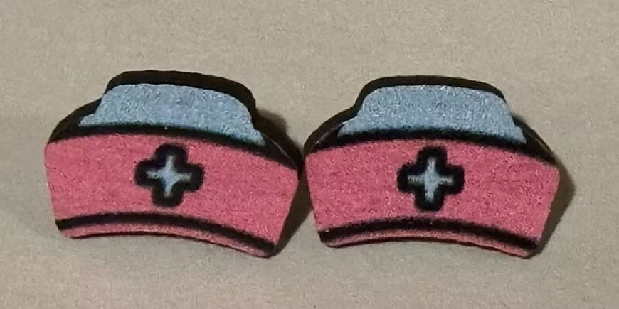 Aretes de madera estilo enfermera - Sombrero de enfermera Foto 1 de 1
