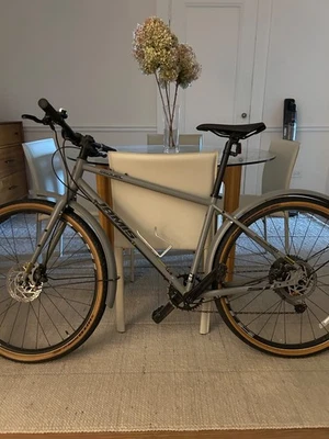 BICICLETA CROMADA JAMIS SECUELA - cuadro 17 color gris, apenas montado, originalmente $1400 Foto 1 de 4