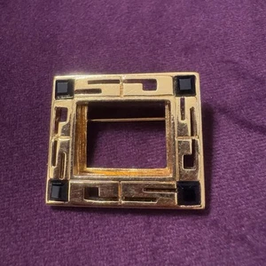 Vintage St. John Logo goldfarbene Brosche schwarzer Akzent quadratische Form - Bild 1 von 5