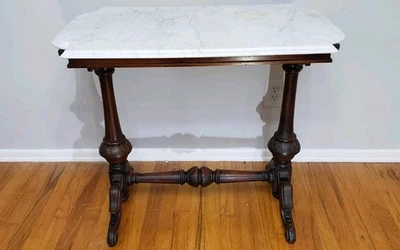  Mesa de salón victoriana con tapa de mármol de caoba  Foto 1 de 4