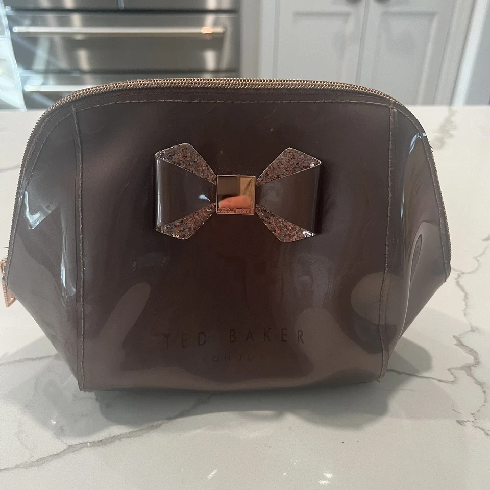 Estuche de maquillaje Ted Baker con lazo y detalles en oro rosa Foto 1 de 4