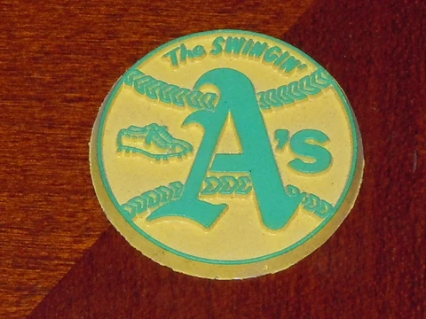 OAKLAND SWINGIN' A'S ATHLETICS Vtg MLB RUBBER Baseball MAGNET Standings Board Cover