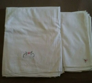 IDEA CASA - TOVAGLIA + 4 TOVAGLIOLI - TEMA A FIORI - FATTA A MANO - VINTAGE - Foto 1 di 9