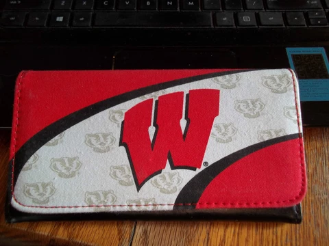 NEW Wisconsin LADIES WALLET GAME DAY OUTFITTERS LICENSED NCAA Cover