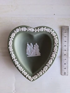 Wedgwood Jasper Ware, herzförmige Süßigkeitenschale, salbeigrün. Komplett mit Karton. - Bild 1 von 7