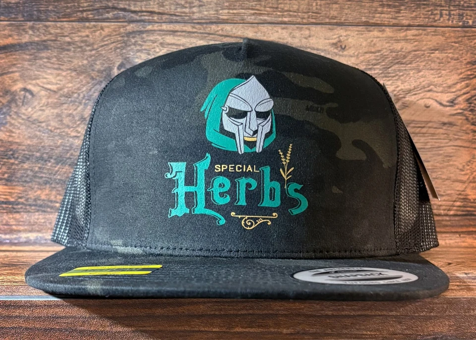 MF DOOM - Hierbas Especiales/Camuflaje Negro/Gorra de Camionero-Diseño Homenaje. Foto 1 de 3