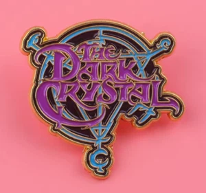 THE DARK CRYSTAL metal pin - 1980's classic retro movie - FREE SHIPPING - Picture 1 of 2