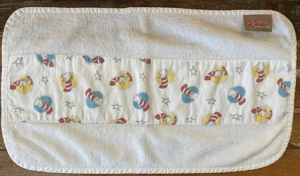 Toalla blanca Dr. Seuss Cat in the Hat de Trend Lab © 2015 Foto 1 de 4