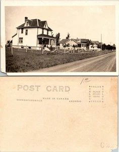 USA unbekannter Ort Straßenansicht zweistöckiger Häuser Zaun RPPC antike Postkarte - Bild 1 von 1