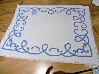 Napperon en lin brodé bleu avec dentelle 60 x 45 cms - Photo 1/4