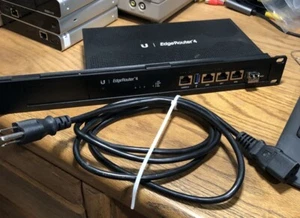 Ubiquiti EdgeRouter 4 (ER-4) (3) ports Gigabit et 1x ports SFP / avec éléments supplémentaires - Photo 1/8