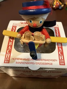 Steinbach Holz Hand Made in Germany Flugbegleiter Flugzeug Ornament in Box - Bild 1 von 6