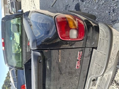 Conjunto de luz trasera derecha usado se adapta a: camioneta GMC Sierra 1500 2003 lado deportivo derecha Foto 1 de 4