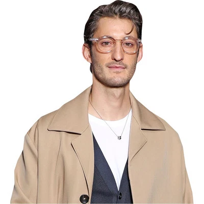 Pierre Niney (Beige Coat) Medio cuerpo Buddy Cutout - Imagen 1 de 4