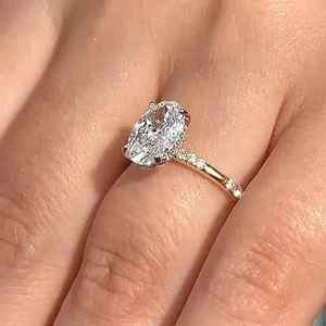 Anillo de regalo de boda con halo oculto de diamantes cultivados en laboratorio de corte ovalado de 2,20 quilates de oro amarillo de 14 k - Imagen 1 de 6