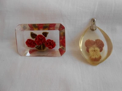 LOTTO 2 PEZZI PENDENTE E SPILLA IN LUCITE BIGIOTTERIA VINTAGE USATA - Immagine 1 di 2