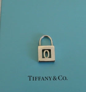 DE COLECCIÓN TIFFANY & CO CANDADO PLATA ESTERLINA ENCANTO NÚMERO CERO - Imagen 1 de 3