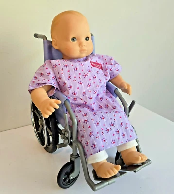 Muñeca American Girl Bitty Baby, vestido de hospital para muñeca púrpura, capris y silla de ruedas Foto 1 de 4