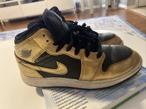 Nike Air Jordan 1 Mid SE GS Sneakers Shoes Athletic Black Metallic Gold Youth 7Y - Picture 1 of 7