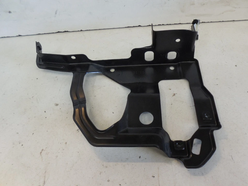 06-13 Audi A3 Quattro 8P Right Side Dashboard Panel Mount Bracket 8P1858506B - Image 1 of 4