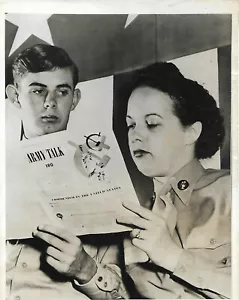 VINTAGE 2 ARMY MAN & WOMAN READING THE BULLETIN ARMY TALK 180 COMMUNIST IN THE U - Foto 1 di 2