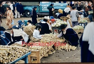 Foto Original Vintage Diapositiva Mercado Otovalo Ecuador Años 50 Frontera Roja - Imagen 1 de 1