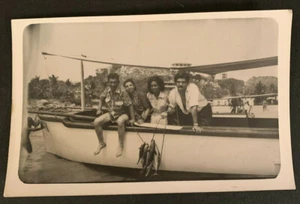 Foto antigua linda de parejas sosteniendo un cordón de peces en un barco #4892 - Imagen 1 de 1