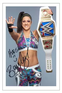 BAYLEY Autógrafo Firmado FOTO Fan Regalo Estampado de Firma WWE WRESTLING DIVA - Imagen 1 de 1