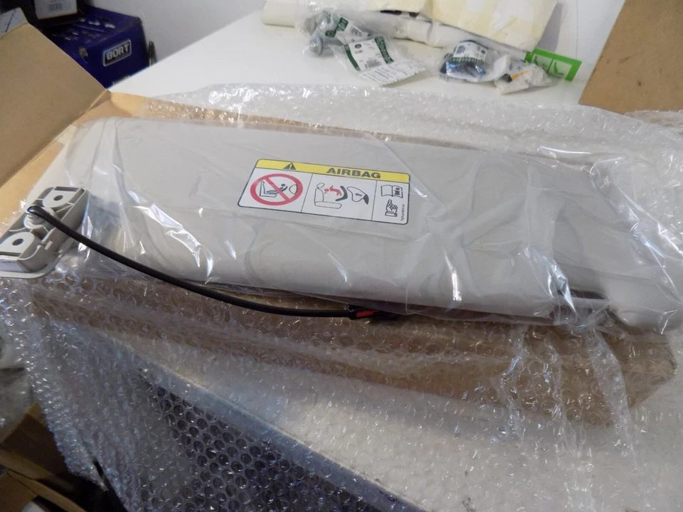 Подлинный солнцезащитный козырек со стороны пассажира Land Rover Defender 2020 Onwards LR129953 - Изображение 1 из 1