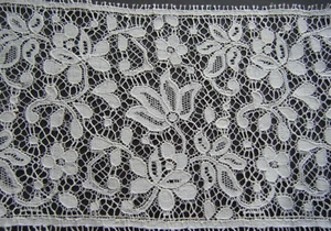 Antigua bobina italiana encaje hermoso ribete lino diseño ocupado ancho aproximadamente 3y" x 5" - Imagen 1 de 3