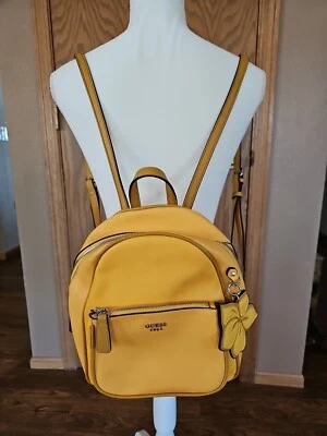 Mini Mochila Cartera Amarilla Guess Foto 1 de 4