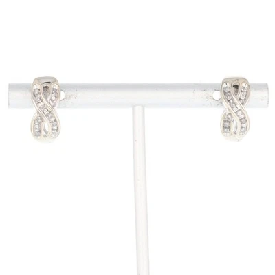 Par de aretes tipo argolla entrecruzados de oro blanco de 10 k con conjunto de canales de diamantes de 0,23 quilates Foto 1 de 4