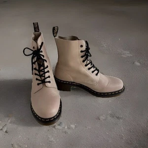 Dr. Martens Clemency Leder Stiefeletten mit Absatz, Beige Grunge Goth Edgy 44-03 - Bild 1 von 11