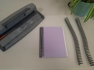 Spiralspulenmappe BUCHBINDMASCHINE Maschine MIT 20 SCHWARZEN Spulen - Bild 1 von 9