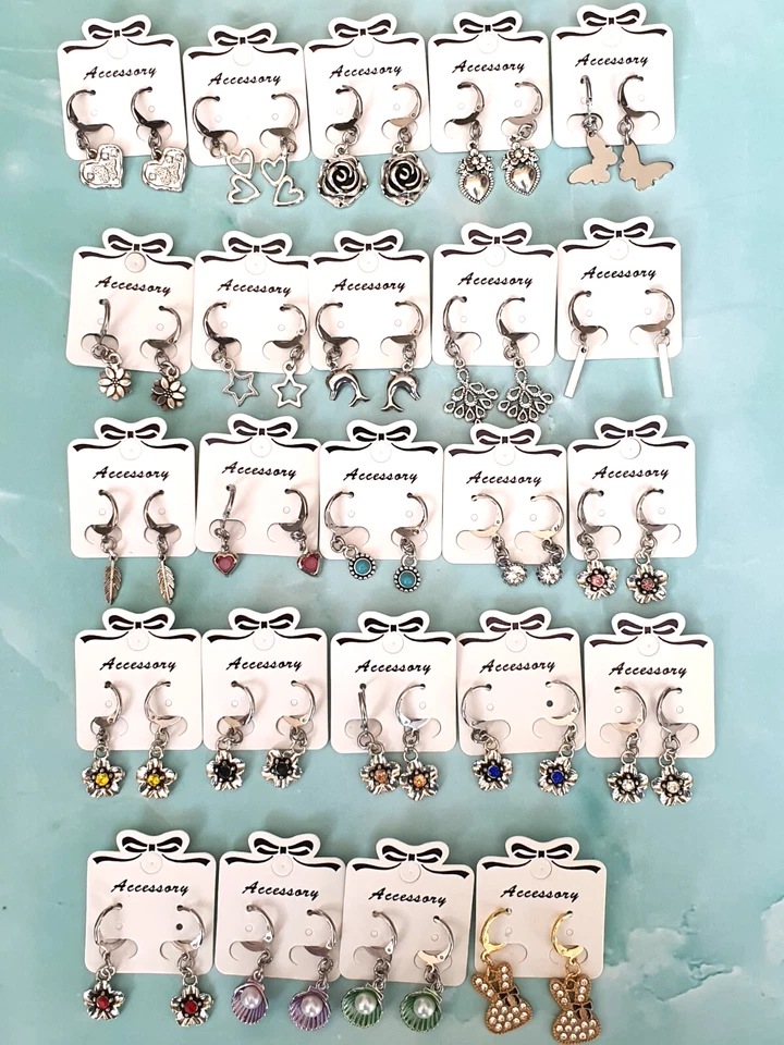 Huggie, Creolen mit kleinen Anhängern, Handarbeit, jedes Paar ein Unikat - Bild 1 von 4