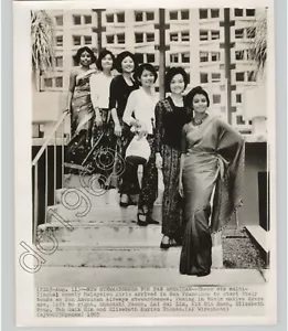 PAN AMERICAN STEWARDESSES @ San Francisco in posa abiti nativi 1965 foto stampa - Foto 1 di 2