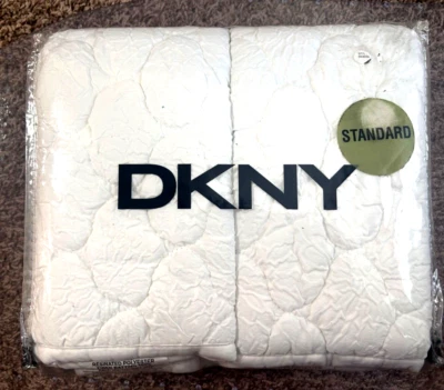 NUEVO en paquete JUEGO DE 2 DKNY MOSAICO blanco acolchado ESTÁNDAR SHAM funda de almohada Foto 1 de 3