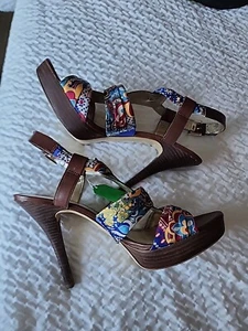 Guess Kaedi Größe 10 Med. Braun Leder Multi Blumen Stoff Plateau Sandalen Absatz - Bild 1 von 7