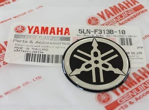 YAMAHA LOGO 40MM EMBLEMA ADESIVO FIANCHETTO LATERALE ORIGINALE - Foto 1 di 2