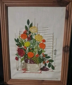 VINTAGE FERTIGE CREWEL STICKEREI BLUMEN IM BOHNENKRUG GERAHMT 28X22 OHNE GLAS - Bild 1 von 13