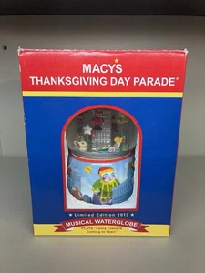 2013 Holiday Macy's Parade Weihnachten musikalische Glitzerkugel zum Aufziehen Thanksgiving - Bild 1 von 6