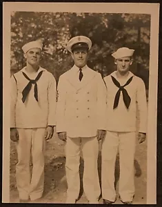 seconda guerra mondiale fotografia marina sottufficiale marina e due marinai - Foto 1 di 3