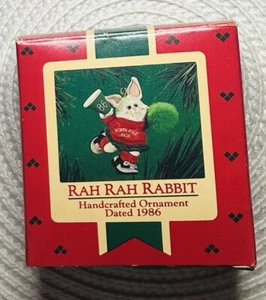 Hallmark ornamento Rah Rah coniglio cheerleader vintage 1986 Natale ricordo - Foto 1 di 1