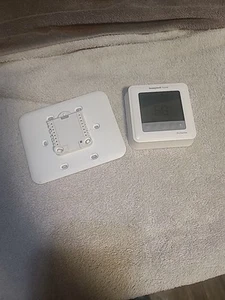 Honeywell Home TH6220U2000 T6 Pro Programmable Thermostat. FREE SHIPPING - Picture 1 of 9